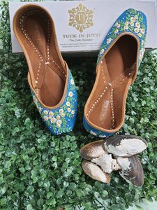 White Lily Jutti